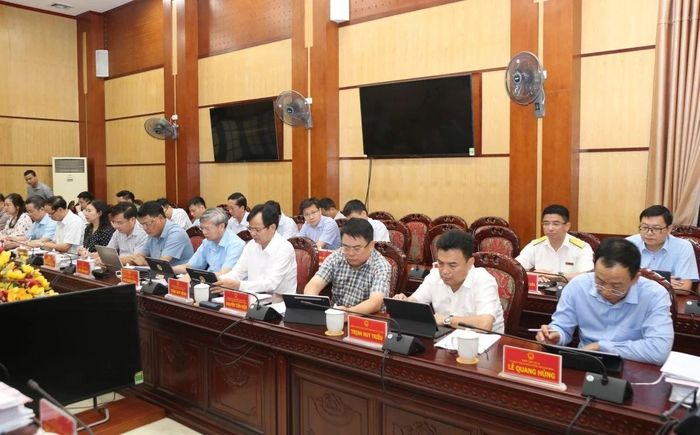 Các đại biểu dự phiên họp.