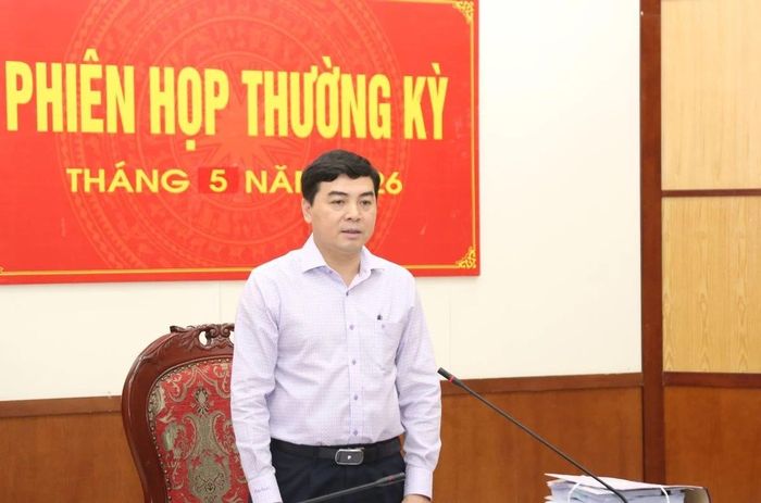 Chủ tịch UBND tỉnh Nguyễn Hoài Anh phát biểu tại phiên họp.