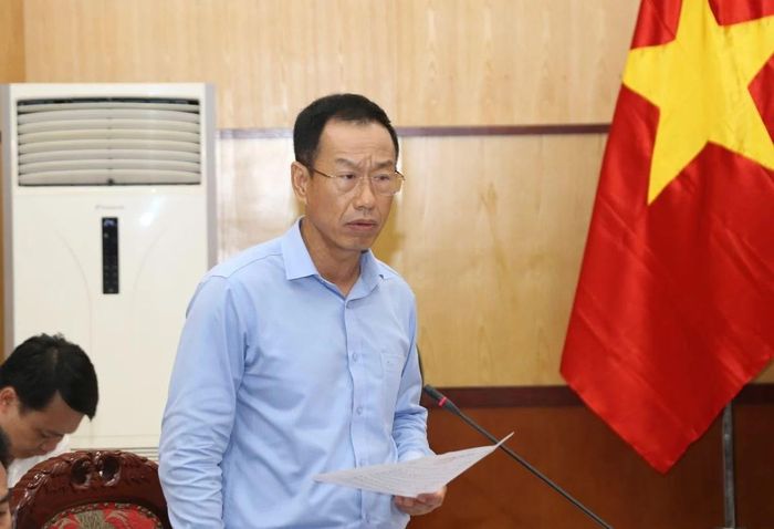 Phó Chủ tịch UBND tỉnh Lê Quang Hùng phát biểu tại phiên họp.