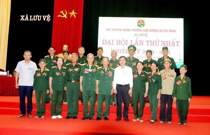 Hội Truyền thống Trường Sơn - Đường Hồ Chí Minh tỉnh Thanh Hóa và lãnh đạo xã Lưu Vệ chúc mừng Ban Chấp hành Hội Truyền thống Trường Sơn - Đường Hồ Chí Minh xã Lưu Vệ, nhiệm kỳ 2026-2031.