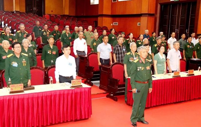 Chủ tịch Hội Truyền thống Trường Sơn - Đường Hồ Chí Minh tỉnh Thanh Hóa, lãnh đạo xã Lưu Vệ và các đại biểu thực hiện nghi thức chào cờ.