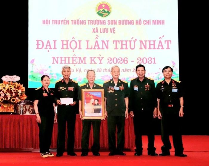 Hội Truyền Thống Trường Sơn - Đường Hồ Chí Minh tỉnh Thanh Hóa tặng quà Ban Chấp hành Hội Truyền thống Trường Sơn - Đường Hồ Chí Minh xã Lưu Vệ nhân dịp đại hội.