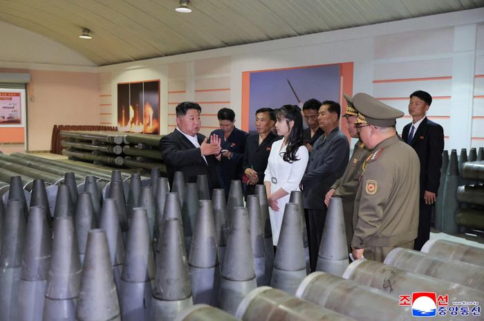Lãnh đạo Triều Tiên Kim Jong Un phát biểu trong khi thị sát các nhà máy quân sự, đồng thời thúc giục đẩy mạnh sản xuất đạn pháo để đáp ứng nhu cầu chiến tranh hiện đại, tại một địa điểm không xác định ở Triều Tiên, ngày 13/6/2025. Ảnh: Reuters