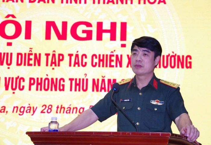 Đại tá Đinh Bạt Văn, Ủy viên Ban Thường vụ Tỉnh ủy, Chỉ huy trưởng Bộ CHQS tỉnh phát biểu tại hội nghị.