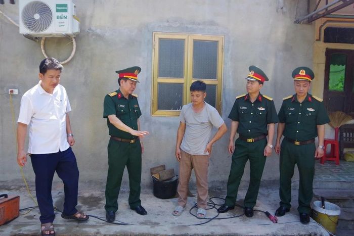 Đại tá Nguyễn Xuân Toàn, Phó Chính ủy Bộ CHQS tỉnh kiểm tra công trình xây dựng nhà ở cho gia đình bà Nguyễn Thị Màng.