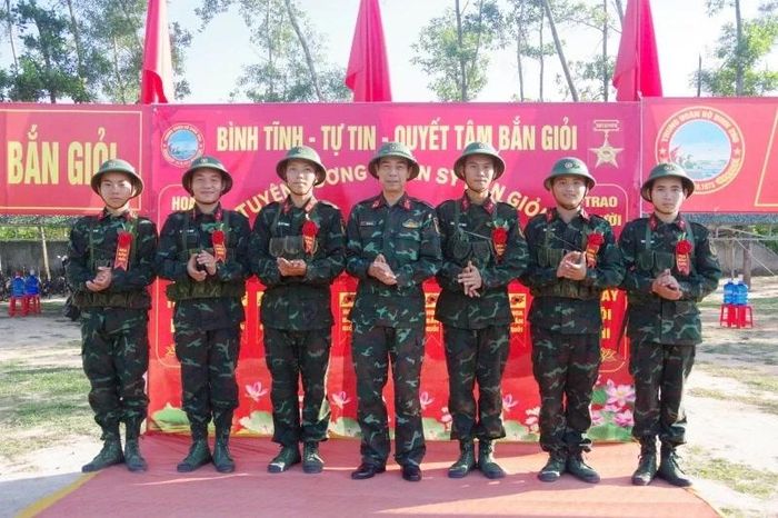 Đại tá Nguyễn Văn Linh, Bí thư Đảng ủy, Chính ủy Sư đoàn 341 tặng hoa bắn giỏi cho các chiến sĩ.