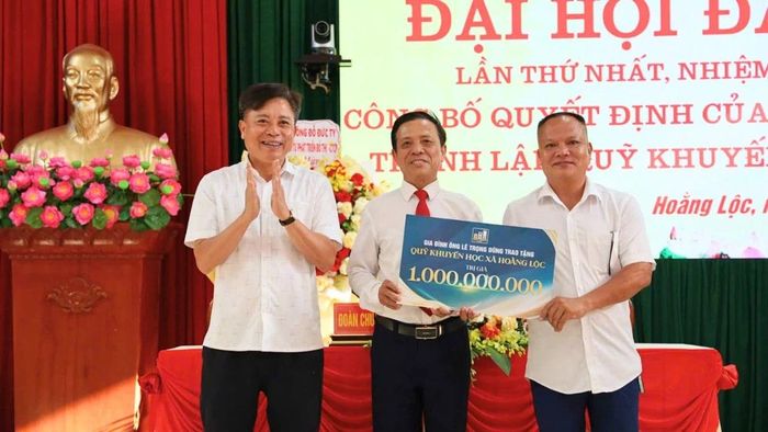 Đại diện các tổ chức, đơn vị, cá nhân ủng hộ Quỹ Khuyến học Hoằng Lộc tại đại hội.