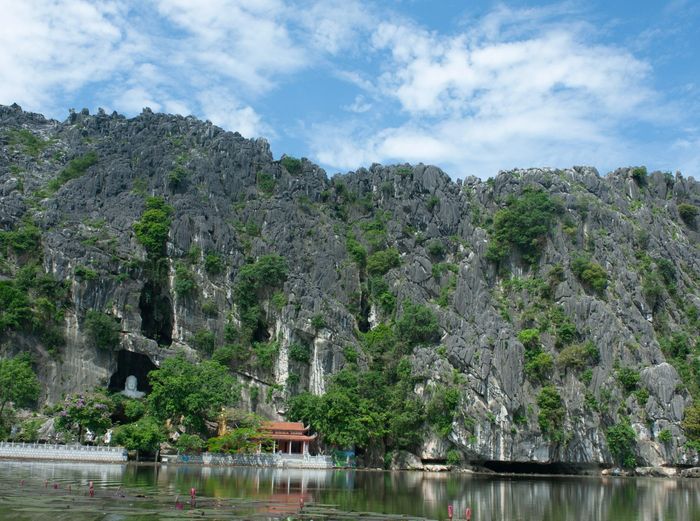 Chùa Linh Ứng (hay Ngọc Sơn Linh Ứng Thiền Tự) nằm giữa quần thể danh thắng quốc gia Kim Sơn,