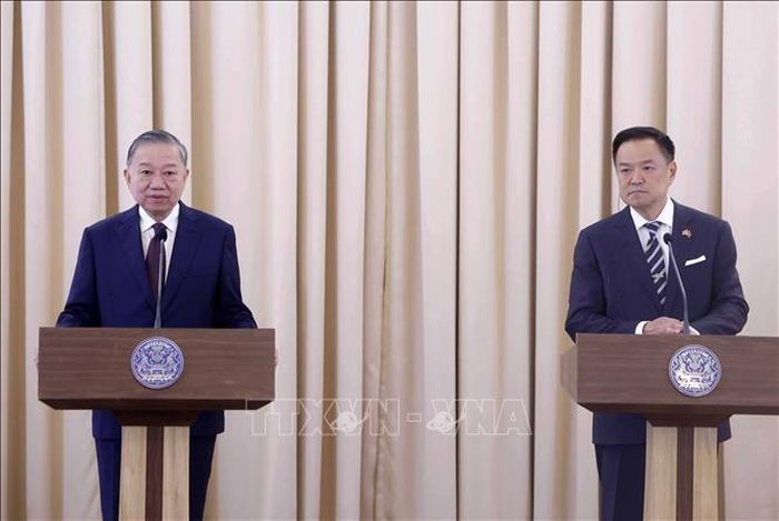 Tổng Bí thư, Chủ tịch nước Tô Lâm và Thủ tướng Thái Lan Anutin Charnvirakul gặp gỡ báo chí, thông báo kết quả hội đàm. Ảnh: TTXVN