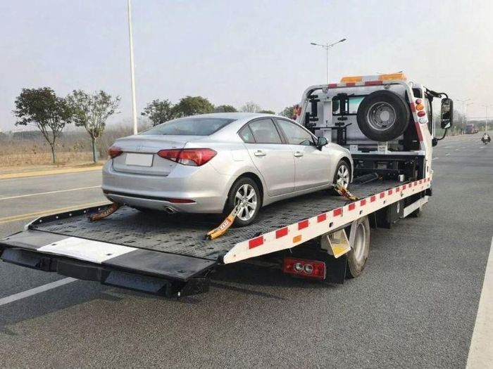 Mua bảo hiểm thân vỏ ô tô thì chi phí kéo xe trên cao tốc là miễn phí.