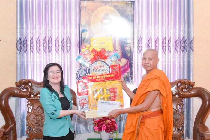 Phó Chủ tịch Ủy ban MTTQ Việt Nam tỉnh An Giang Hà Minh Trang tặng quà Hòa thượng Trần Phương, trụ trì chùa Ba Trại.