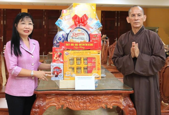 Phó Bí thư Tỉnh ủy, Chủ tịch Ủy ban MTTQ Việt Nam tỉnh An Giang Trần Thị Thanh Hương tặng quà Hòa thượng Thích Thiện Thống, Phó Chủ tịch Hội đồng Trị sự, Trưởng ban Trị sự Giáo hội Phật giáo Việt Nam tỉnh An Giang, Trụ trì chùa Bình An.