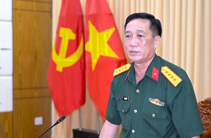 Đại tá Cao Minh Tâm phát biểu tại hội nghị. 