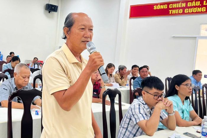Người dân phường Vĩnh Tế nêu ý kiến tại hội nghị.