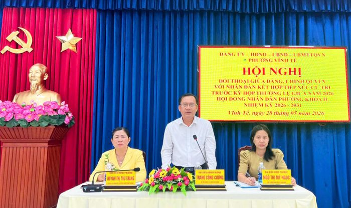 Cấp ủy, chính quyền phường Vĩnh Tế trao đổi với người dân về những vấn đề phát sinh trong thực tiễn tại địa phương.