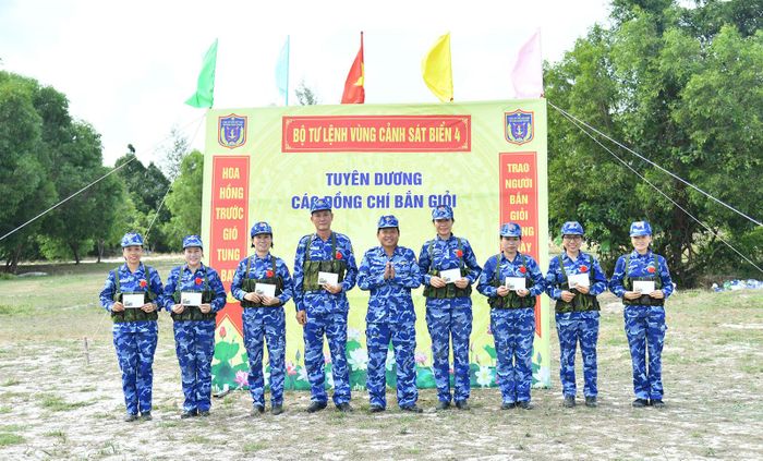 Đại tá Trần Nguyên Lai, Phó Tư lệnh, Tham mưu trưởng Bộ Tư lệnh Vùng Cảnh sát biển 4 trao “Hoa bắn giỏi” cho các cán bộ, chiến sĩ đạt kết quả cao.
