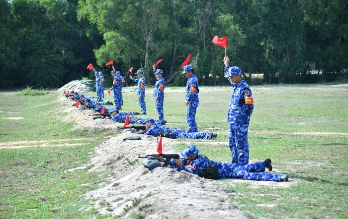 Quân nhân chuyên nghiệp, chiến sĩ thực hiện nội dung bắn súng tiểu liên AK.