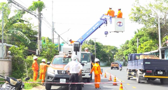 Khoanh vùng khu vực nguy hiểm, xử lý các điểm sự cố, khôi phục hệ thống điện.