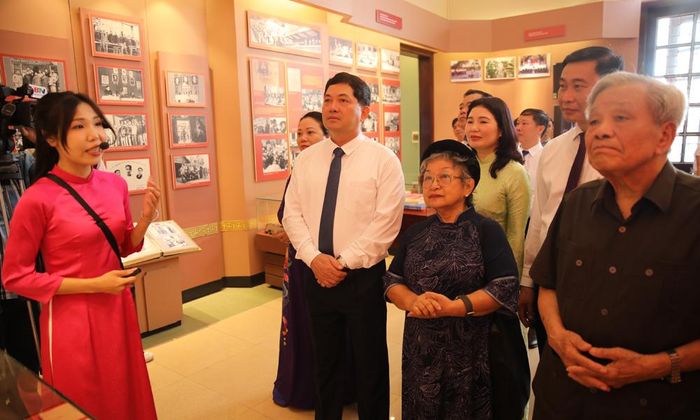  Bí thư Tỉnh ủy Nguyễn Hồng Thái và đại biểu thăm Nhà lưu niệm đồng chí Hoàng Quốc Việt. 