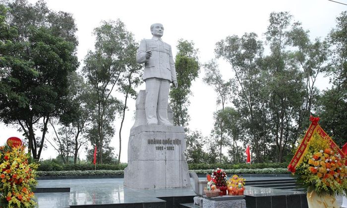  Tượng đài đồng chí Hoàng Quốc Việt. 