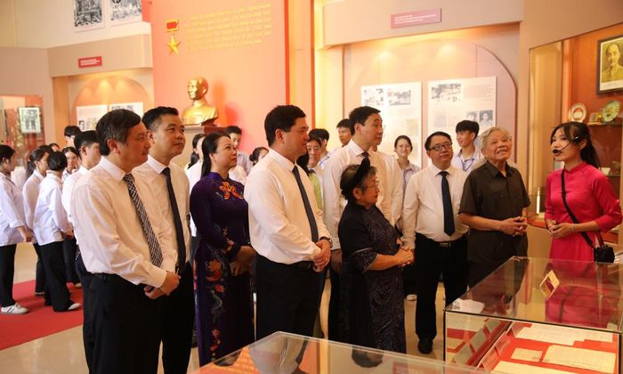 Các đại biểu tìm hiểu thân thế, sự nghiệp đồng chí Hoàng Quốc Việt. 
