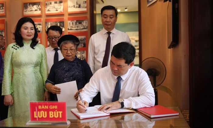  Đồng chí Nguyễn Hồng Thái ghi lưu bút. 