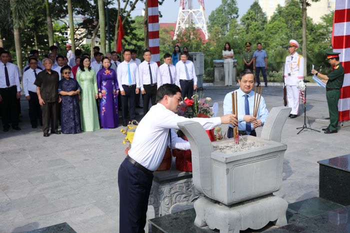  Bí thư Tỉnh ủy Nguyễn Hồng Thái và Chủ tịch UBND tỉnh Phạm Hoàng Sơn dâng hương tưởng niệm đồng chí Hoàng Quốc Việt. 