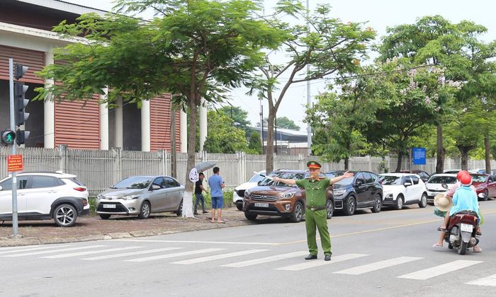  Lực lượng Công an phân luồng tránh ùn tắc ở các điểm thi chuyên. 