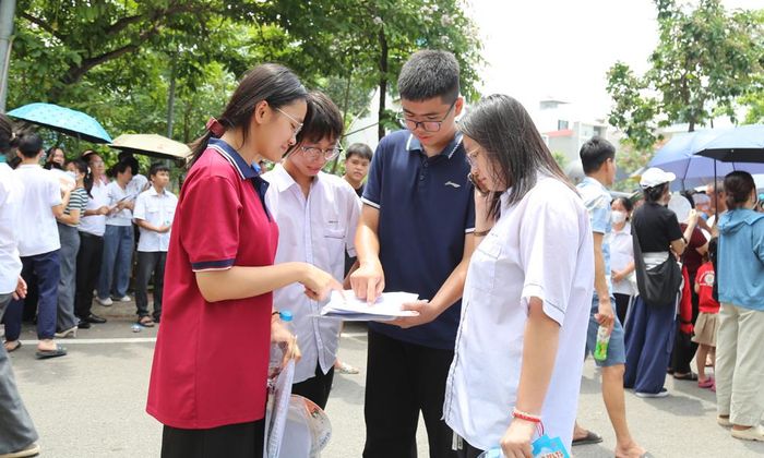  Thí sinh trao đổi bài sau khi hoàn thành kỳ thi vào Trường Trung học phổ thông Chuyên Bắc Ninh. 
