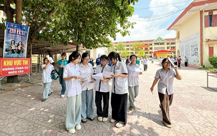  Thí sinh trao đổi về bài thi sau khi kết thúc kỳ thi vào lớp 10 chuyên tại điểm thi Trường Trung học phổ thông Ngô Sĩ Liên (phường Bắc Giang). 