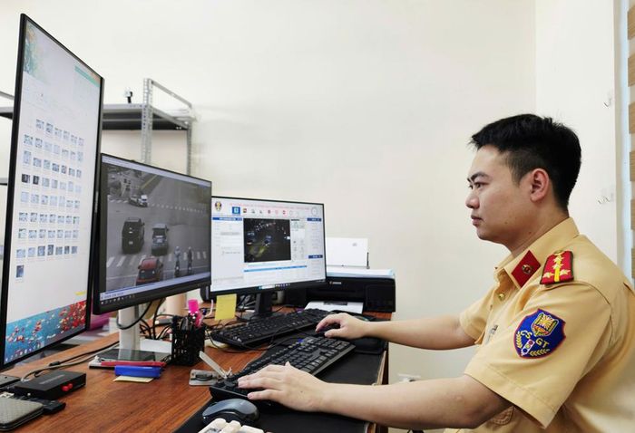 Cán bộ Phòng Cảnh sát giao thông trích xuất dữ liệu vi phạm từ camera phát hiện khoảng 170 trường hợp phương tiện gắn biển số giả.