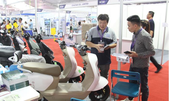  Khách hàng giao lưu, trải nghiệm các sản phẩm năng lượng xanh. 