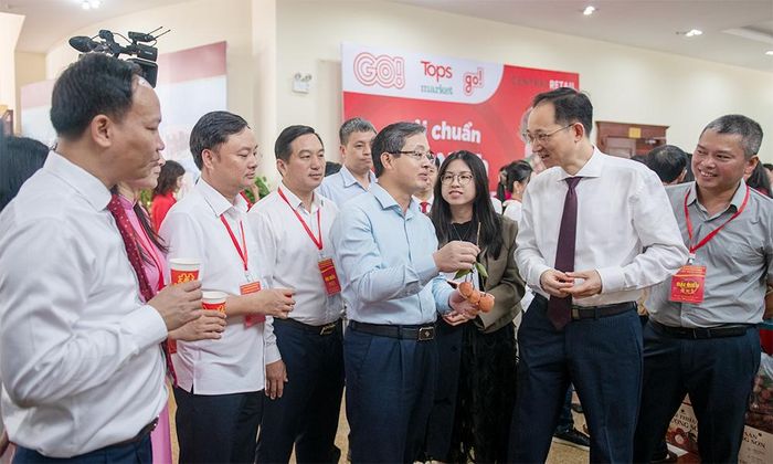  Các đại biểu tham quan các gian trưng bày giới thiệu, quảng bá vải thiều và các nông sản chủ lực, đặc trưng, sản phẩm OCOP của tỉnh Bắc Ninh. 