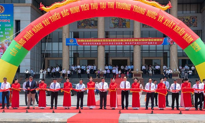  Các đại biểu cắt băng xuất hành vải thiều Bắc Ninh tiêu thụ tại thị trường trong nước và xuất khẩu năm 2026. 