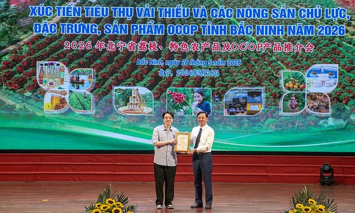  Ban tổ chức trao giải Nhì của cuộc thi sáng tạo nội dung truyền thông với chủ đề “Vải thiều Bắc Ninh - Trái ngọt lan tỏa” năm 2026. 