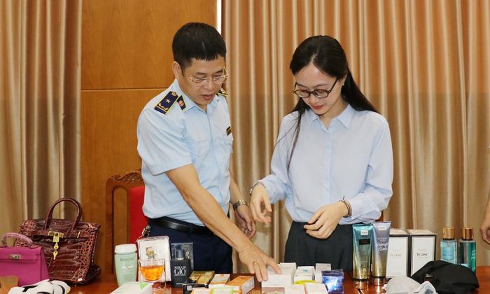  Cán bộ Hiệp hội chống hàng giả và bảo vệ thương hiệu Việt Nam hướng dẫn cán bộ Quản lý thị trường cách phân biệt hàng thật, hàng giả đối với 17 nhãn hiệu thuộc Hiệp hội. 
