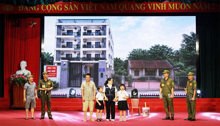  Phần thi xử lý tình huống của đội phường Nếnh chia sẻ kinh nghiệm thực hiện công tác hỗ trợ người tái hòa nhập tại cộng đồng. 