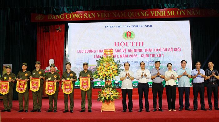  Lãnh đạo các địa phương tặng hoa chúc mừng các đội thi. 