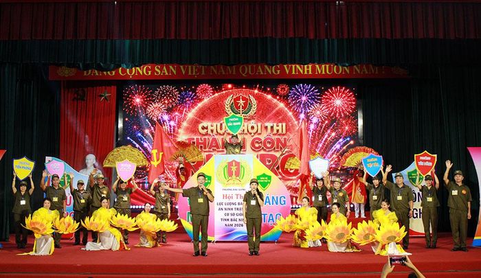  Phần thi của đội phường Bắc Giang gây ấn tượng với Ban Giám khảo và người dự. 