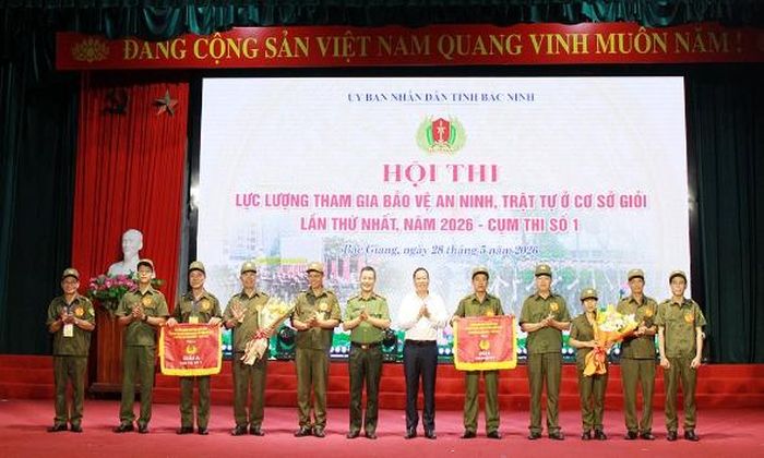  Đại tá Nguyễn Quốc Vương và đồng chí Trần Văn Thanh, Chủ tịch UBND phường Bắc Giang trao giải A cho hai đội thi phường Bắc Giang và Việt Yên. 