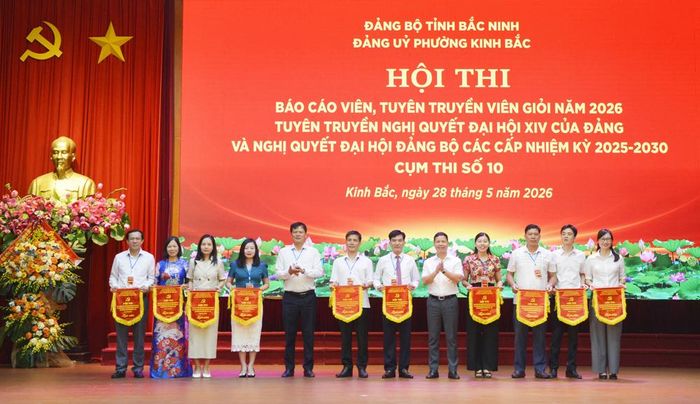 Lãnh đạo Ban Tuyên giáo và Dân vận Tỉnh ủy và phường Kinh Bắc trao Cờ lưu niệm cho Đảng bộ các xã, phường có thí sinh dự thi.
