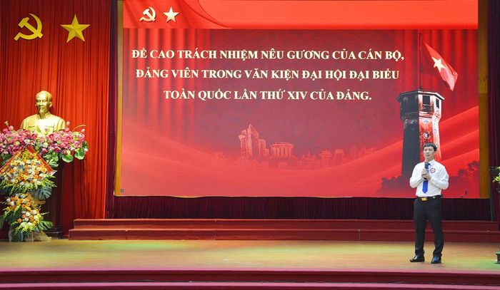 Thí sinh Cao Trung Đại, Đảng bộ xã Văn Môn tham gia phần thi thuyết trình.