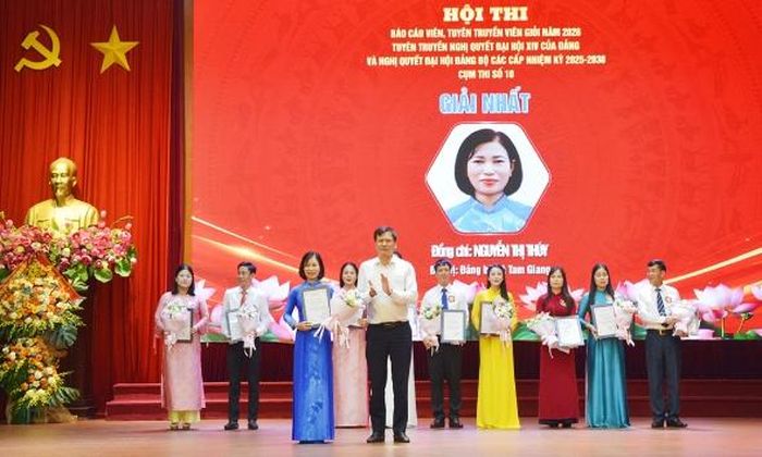 Đồng chí Tạ Đăng Đoan trao giải Nhất cho thí sinh Nguyễn Thị Thúy, Đảng bộ xã Tam Giang.