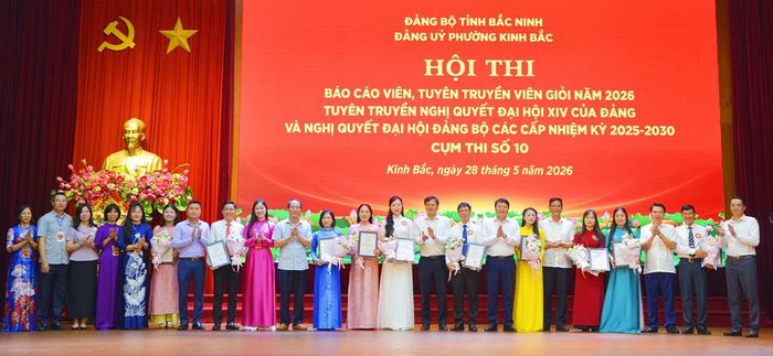 Các đại biểu chúc mừng thí sinh đạt giải tại hội thi.