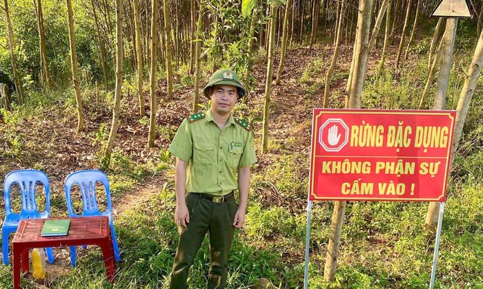  Đồng chí Nguyễn Văn Hậu, Trạm trưởng Trạm Bảo vệ rừng Đồng Dương cắm chốt bảo vệ rừng đặc dụng trong những ngày cao điểm nắng nóng. 