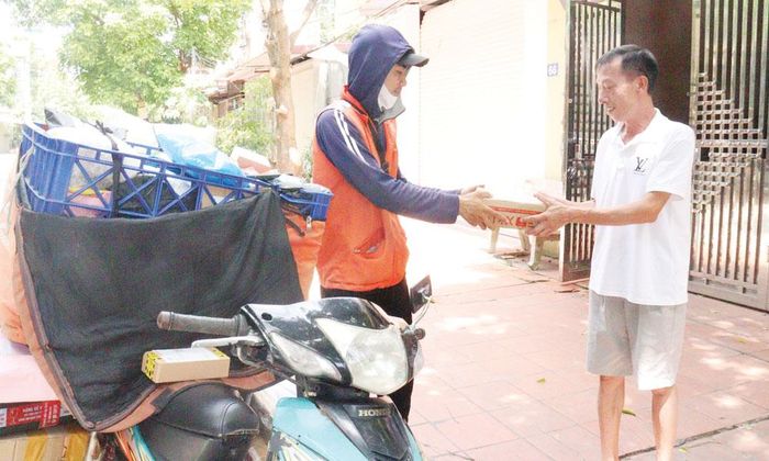 Anh Nguyễn Văn Bình giao hàng cho khách tại phường Võ Cường. 