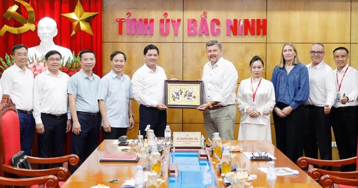  Đồng chí Nguyễn Hồng Thái trao quà lưu niệm cho đại diện Tập đoàn Central Retail Việt Nam. 