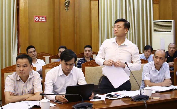 Đại diện nhà đầu tư dự án nhà ở xã hội khu vực phía Nam sông Cầu trao đổi các giải pháp đẩy nhanh tiến độ thi công.