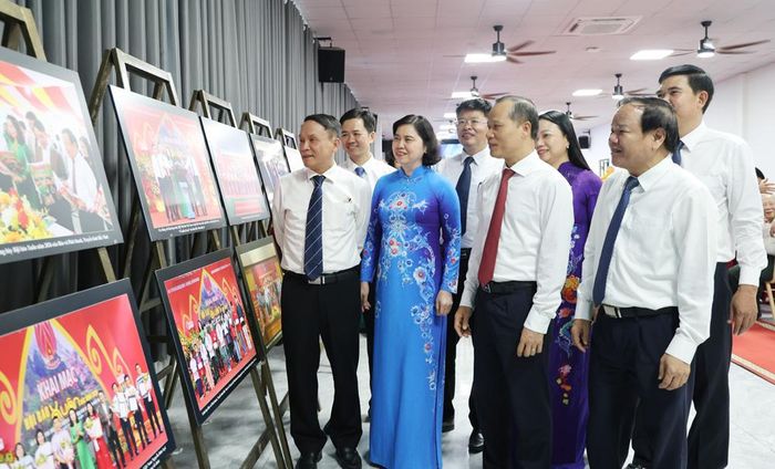  Đại biểu tham quan trưng bày ảnh tại Đại hội. 