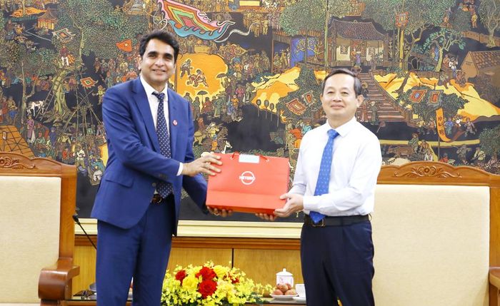  Ông B.Murali Krishna Reddy tặng quà lưu niệm cho Chủ tịch UBND tỉnh Phạm Hoàng Sơn. 
